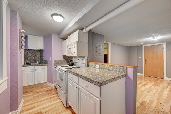 Building Photo - $1,050 - 1 bed, 1 bath charming Condo in the Heart of Denver!