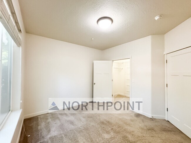 Building Photo - Summerlane Townhome - 2 Bed 1 Bath - HOA P...