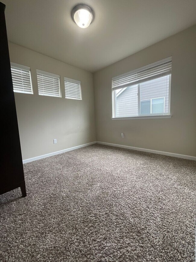 Building Photo - Spacious 4 bedroom Home