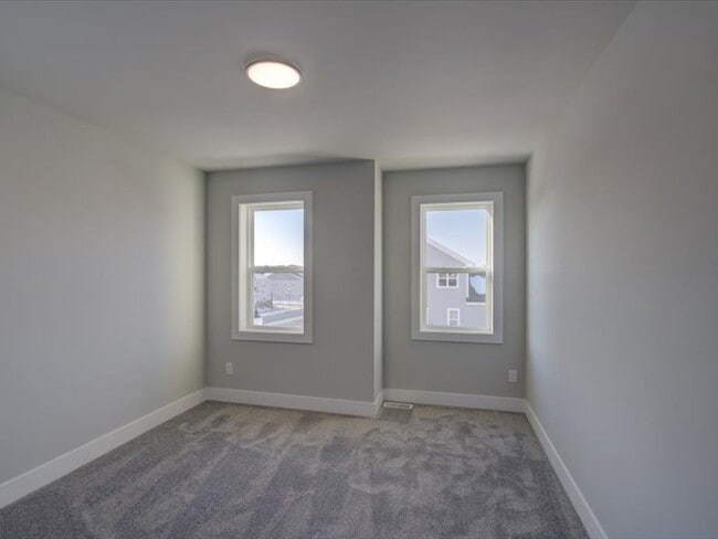 Building Photo - 4880 Romaine Rd