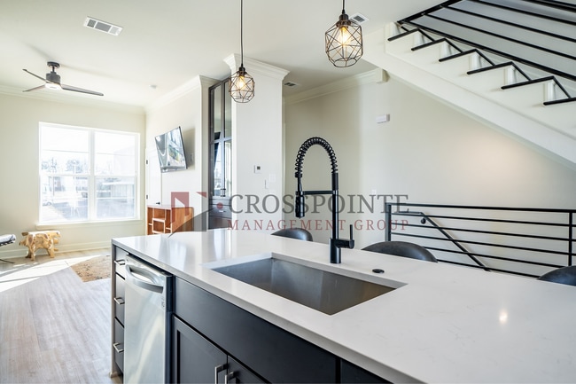 Building Photo - Luxury 3 bedroom, 3.5 Bath, 2 Car Garage Townhome- Fully Furnished!