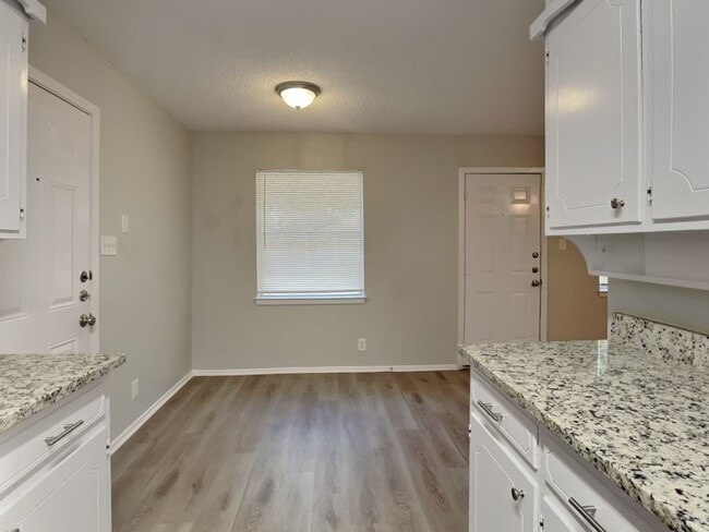 Building Photo - Charming 3-Bed, 2-Bath Home in Burleson with Garage Parking