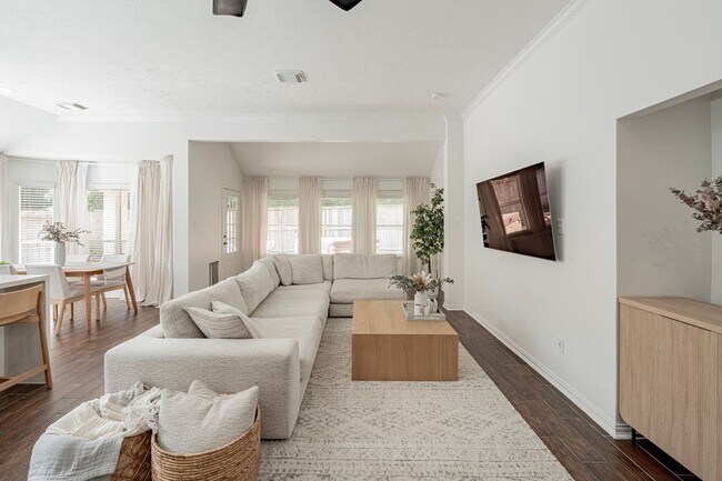 Building Photo - 11 E Sienna Pl