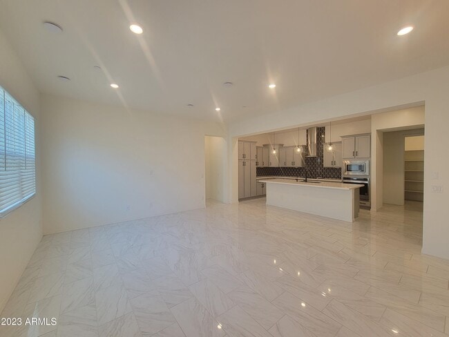 Building Photo - 240 E Shamrock Dr