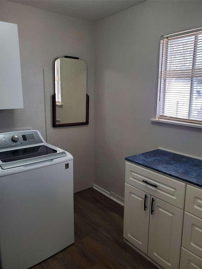 Building Photo - 1205 2nd St