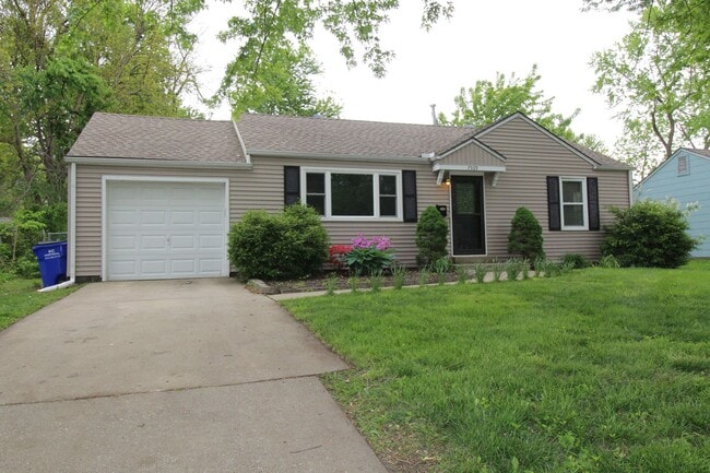 Primary Photo - October FREE On This Remodeled 3 Bedroom 1...