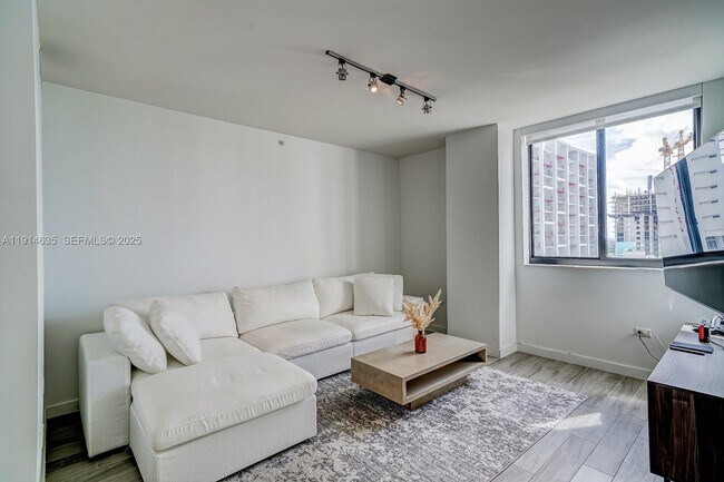 Building Photo - 999 SW 1st Ave