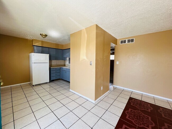 Building Photo - 1402 S Espina St