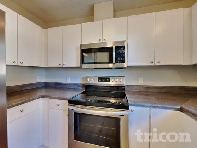 Building Photo - 1004 Spruce Dr