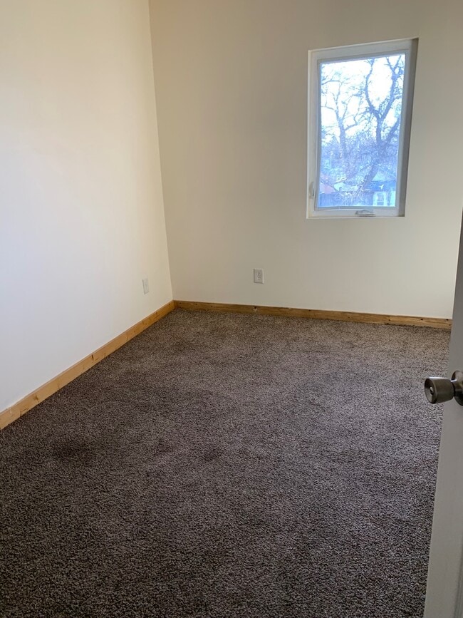 Building Photo - 213 S 28th St