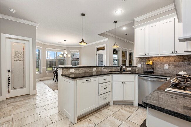 Building Photo - 1221 Stoneybrook Ln