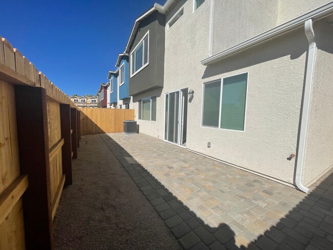 Building Photo - Beautiful Falcon Ridge Townhome!