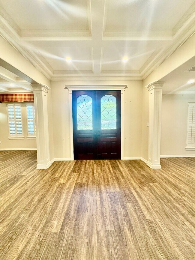 Building Photo - Elegant Estate in the Country Club Setting-Mother in law suite