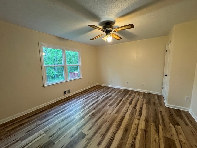 Building Photo - Well Maintained 3 Bedroom 2 Bath on a Private 1 Acre Lot