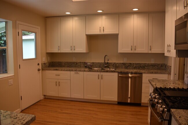 Building Photo - 102 Bonita Ave