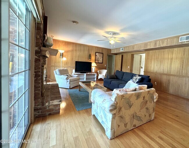 Building Photo - 7540 Hollyridge Rd