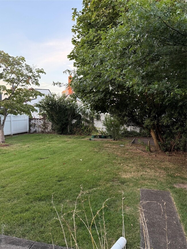 Building Photo - 956 Cherry Ln