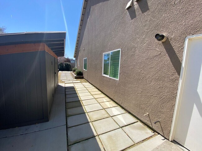 Building Photo - 3163 Parks Ave