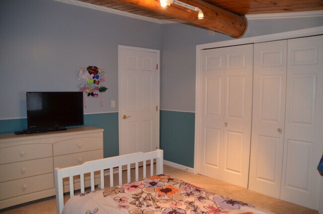Building Photo - Beautiful 3 Bed 2 Bath Log Home with Large...