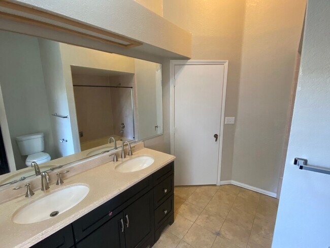 Building Photo - 3 Bedroom 2 Bathroom Home!