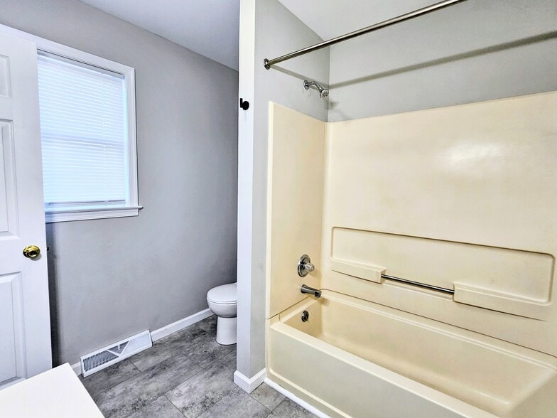 Building Photo - 35 Sunrise Cir