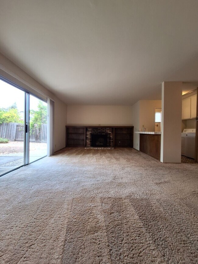 Building Photo - Spacious 4bd Tri-Level Home w/Central Heat...