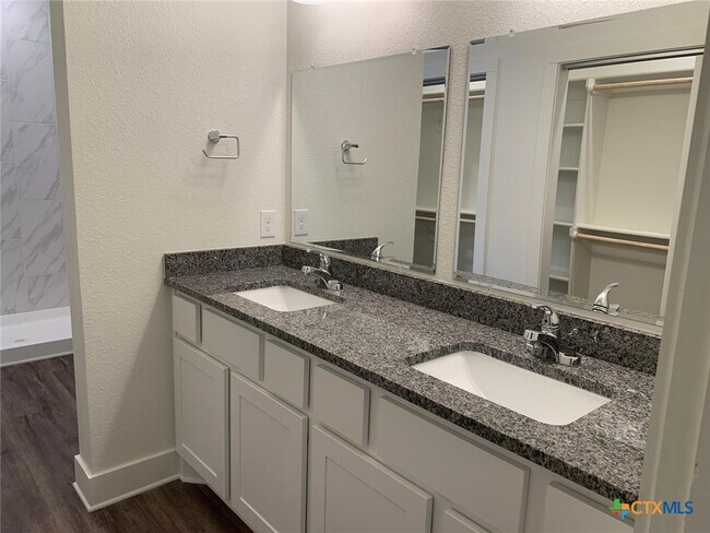 Building Photo - 1862 Royal Loop