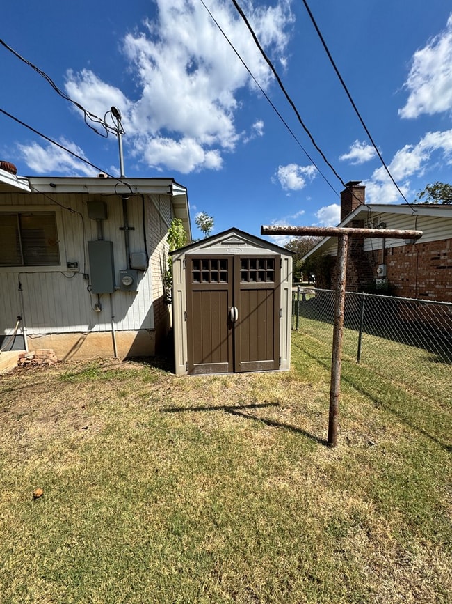 Building Photo - 719 Lake Dr