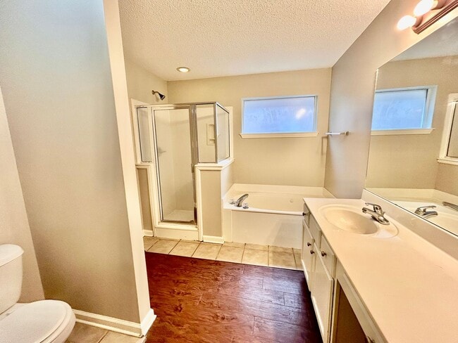 Building Photo - Beautiful 3 Bedroom, 2 Bath Home – Freshly Updated & Move-In Ready!