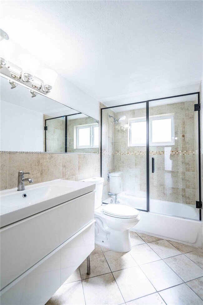 Building Photo - 1940 Biarritz Dr