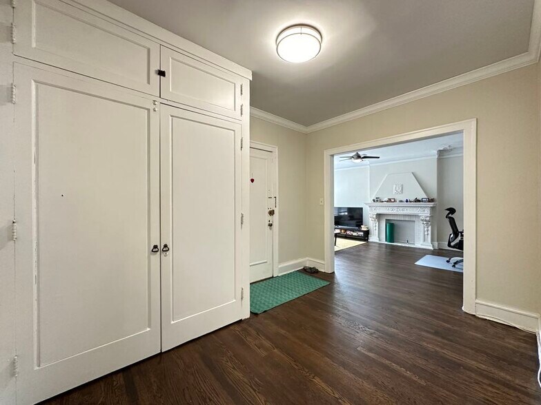 Building Photo - 327 Kedzie St