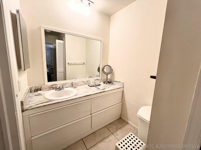 Building Photo - 6421 Bay Club Dr