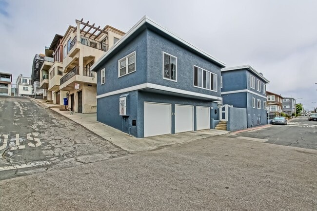 Building Photo - 1 HOUSE FROM BEACH! CHARMING, DETACHED UNIT W/ OCEAN VIEWS & 1-CAR GARAGE IN WALKSTREET TRIPLEX!