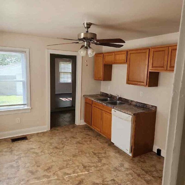 Building Photo - 936 Camden Ave