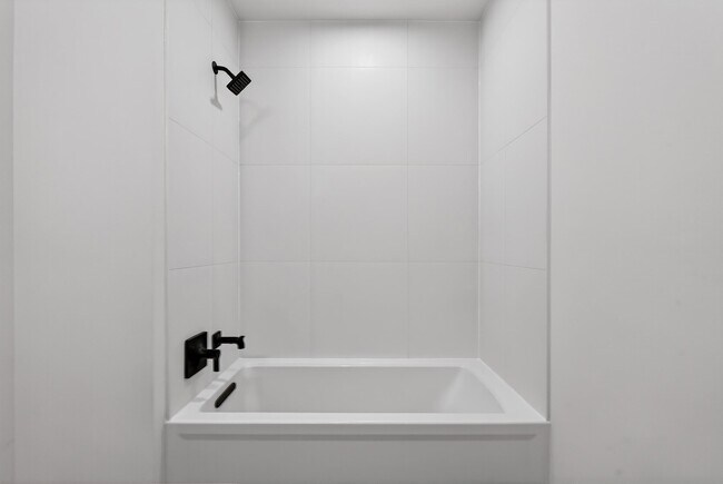 Building Photo - 139 Christopher Columbus Dr