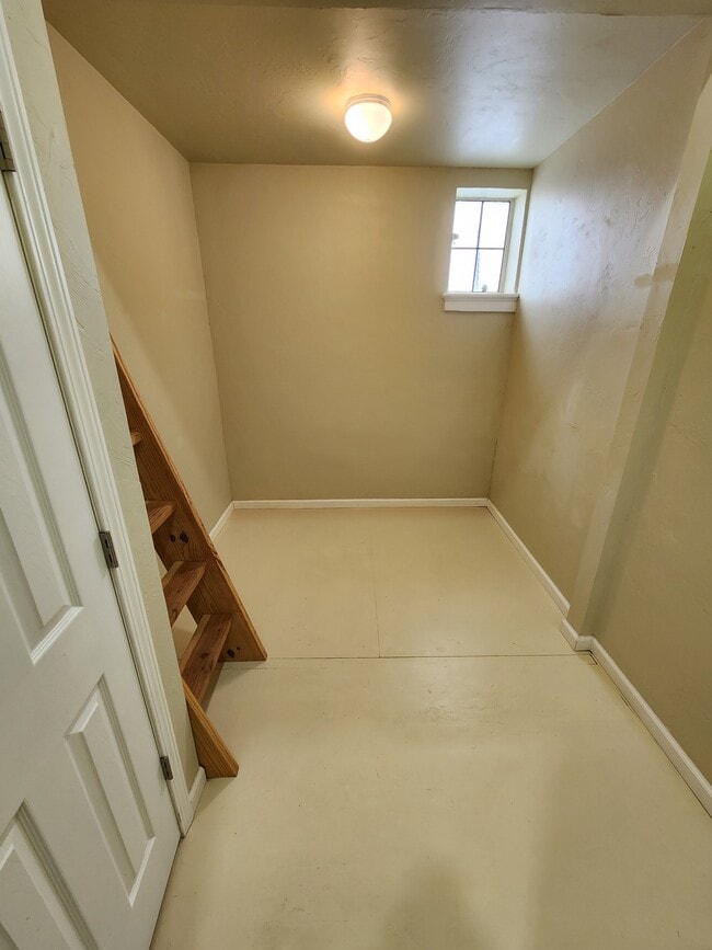 Building Photo - 208 E Main St