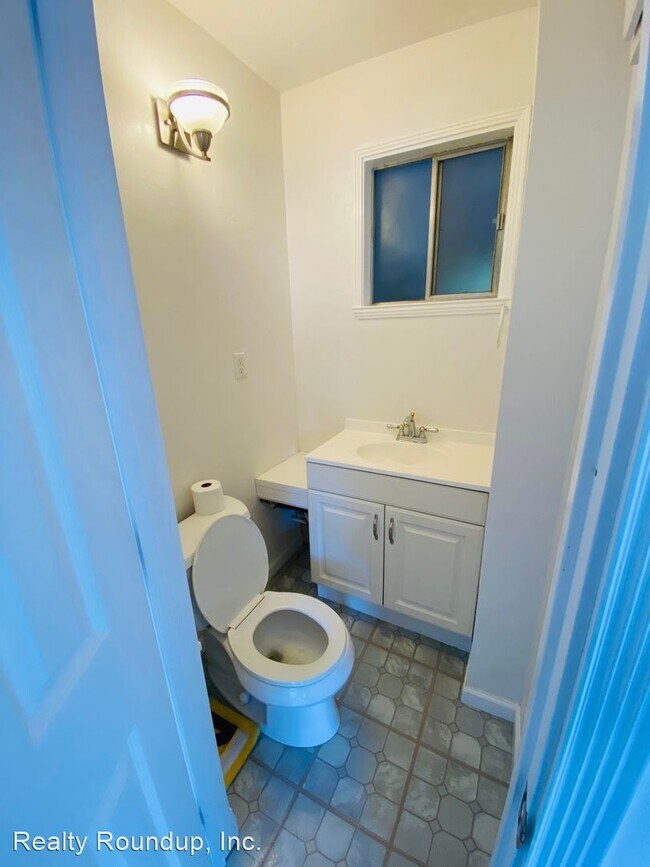 Building Photo - 2 br, 2.5 bath House - 9152 Locust St
