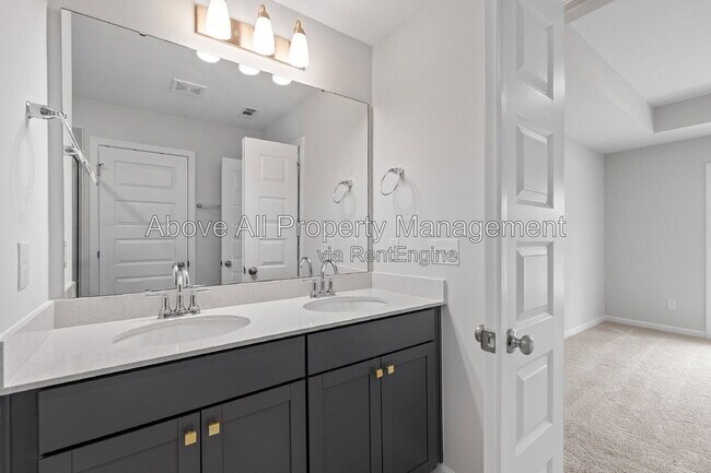 Building Photo - 204 White Oak Gdn Wy
