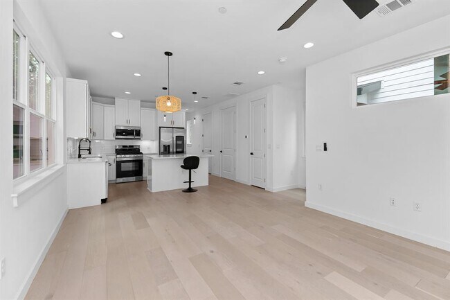 Building Photo - 5305 Ledesma Rd