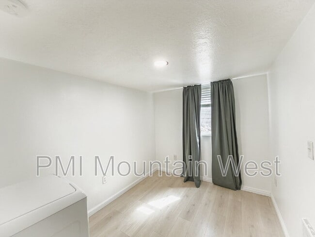 Building Photo - 872 N Main St