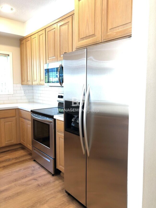 Building Photo - Gorgeous John's Landing Townhome- Luxurious Interior Renovation!