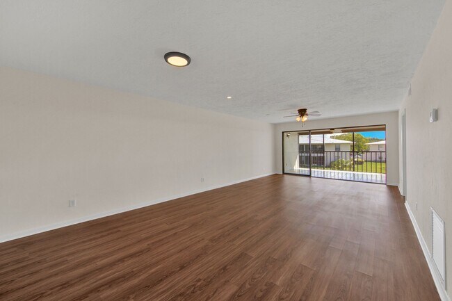 Building Photo - Bright and Spacious 2 Bedroom Condo in Spanish Pines