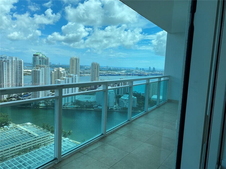 Building Photo - 950 Brickell Bay Dr
