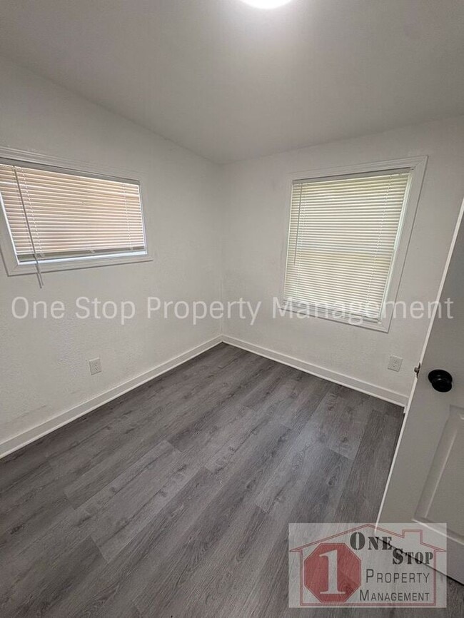 Building Photo - Gorgeous 4 Bedroom, 2 Bath in Independence!