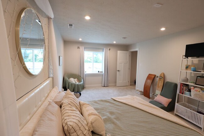 Building Photo - 4 Bedroom, 4 Bath Home w/Backyard Heated Pool overlooking Pearl's Fen