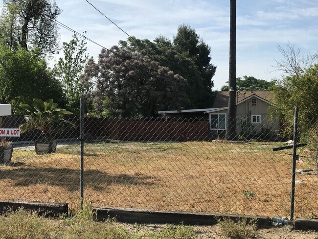 Building Photo - Large Yard! Must see 3bed 2bath Fontana home!!