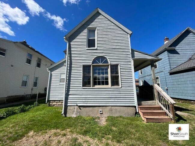 Building Photo - 6 bed 2 bath Single Family Home