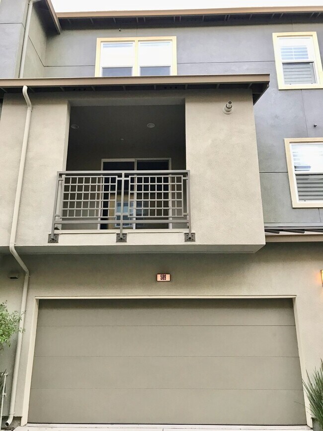 Building Photo - Meticulously Maintained 3 Bed 3 Bath Townh...