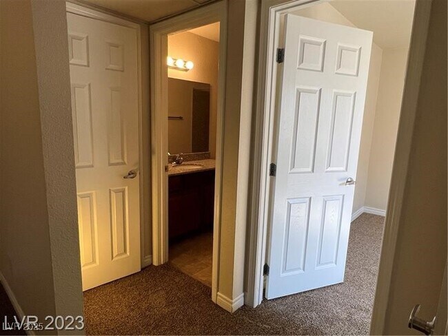 Building Photo - 5295 Indian River Dr