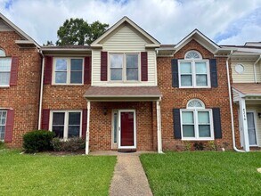 Building Photo - Stunning 3-bedroom Townhome in Heart of Vi...